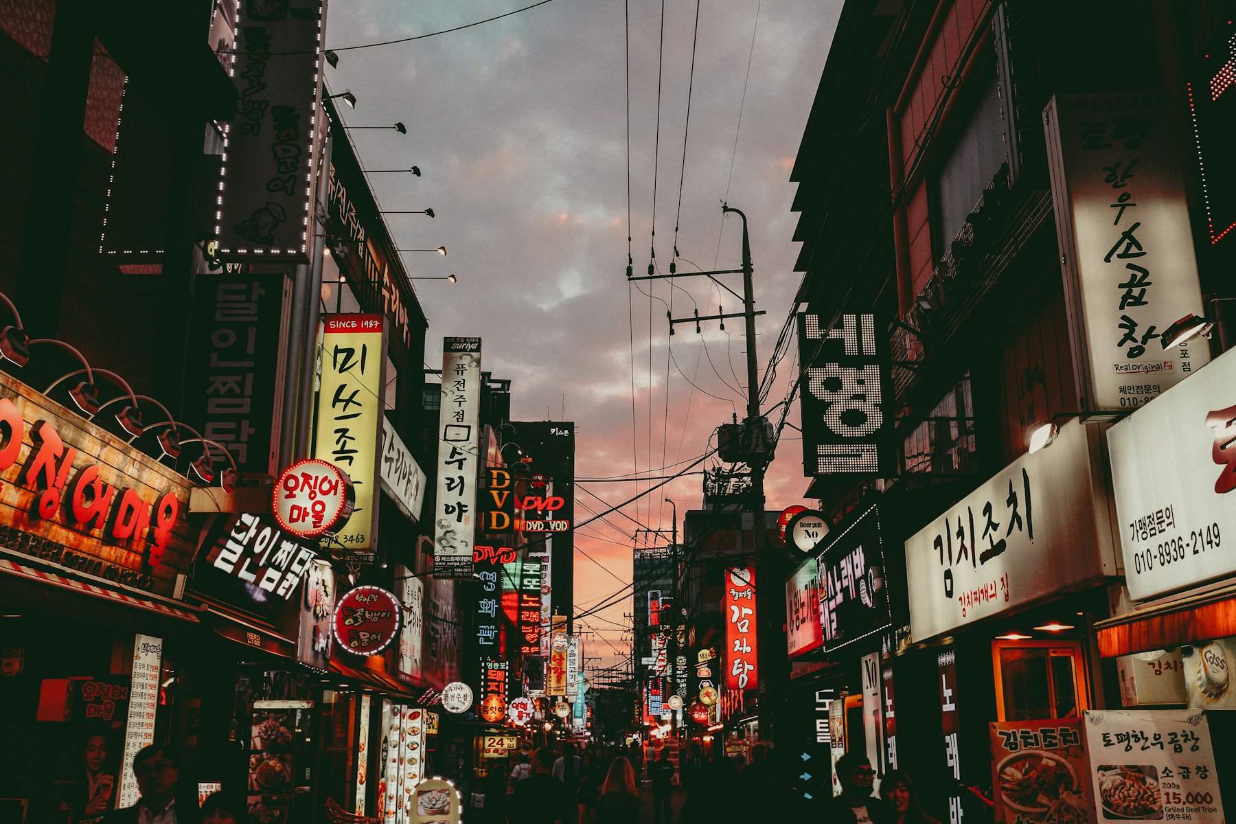 Rue animée de Séoul au crépuscule